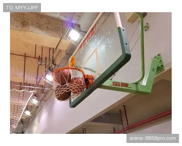 篮球比赛中，球卡在篮筐上的判罚依据与处理流程